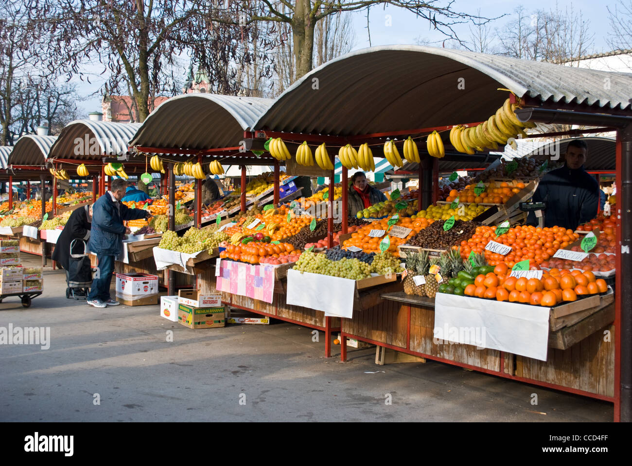 Les fruits et légumes sur l'affichage au marché central à Ljubljana, Slovénie. Banque D'Images