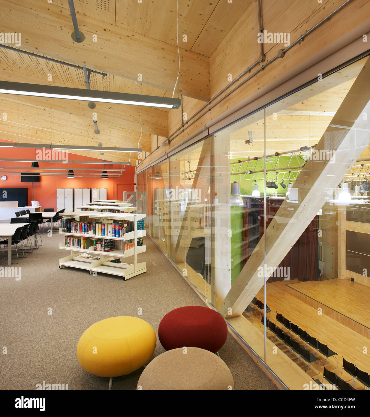 WAINGELS COLLEGE, SHEPPARD ROBSON, Woodley, 2010, de l'INTÉRIEUR DE LA BIBLIOTHÈQUE AVEC TABOURETS Banque D'Images