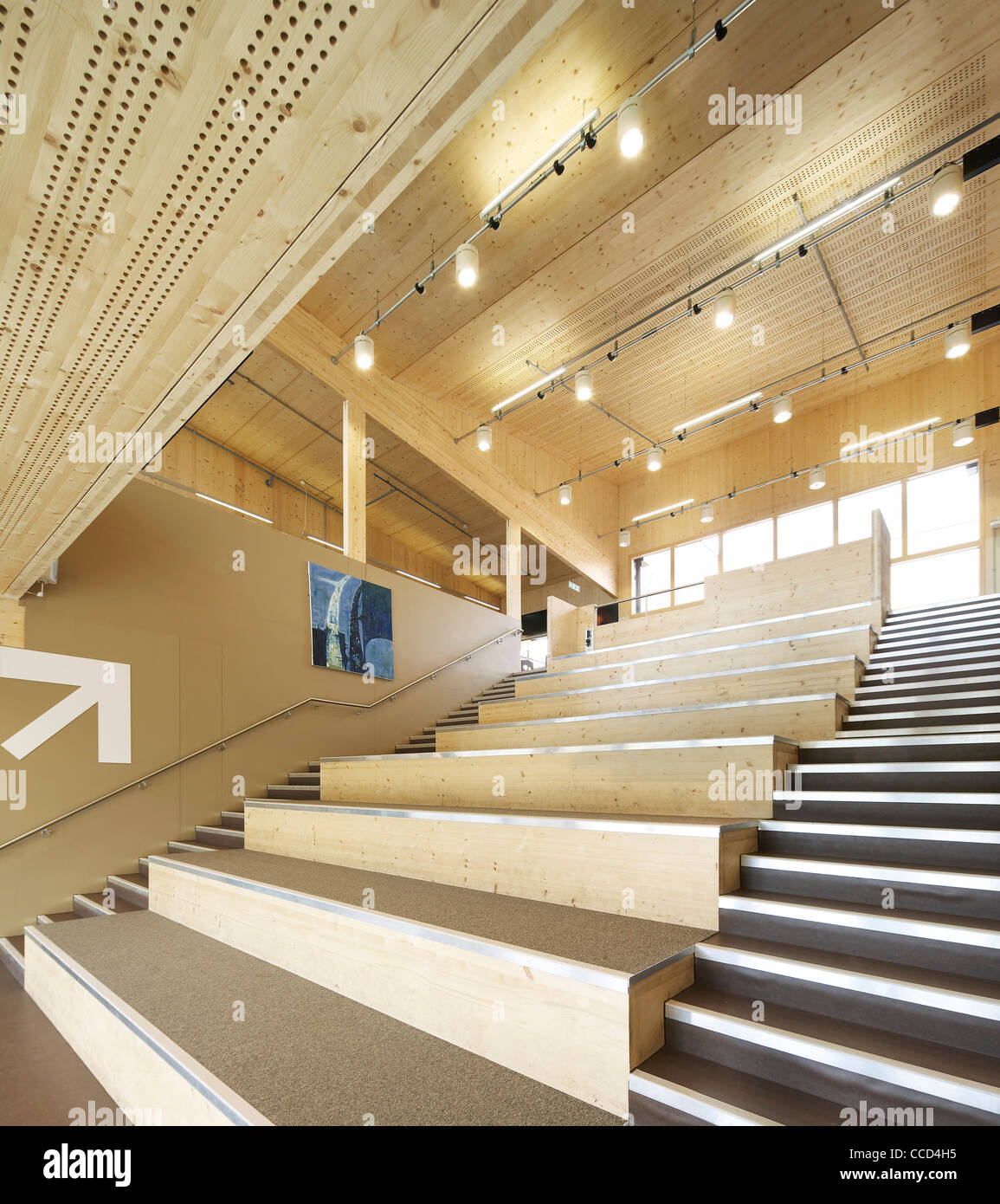 WAINGELS COLLEGE, SHEPPARD ROBSON, Woodley, 2010, couloir avec grand escalier Banque D'Images