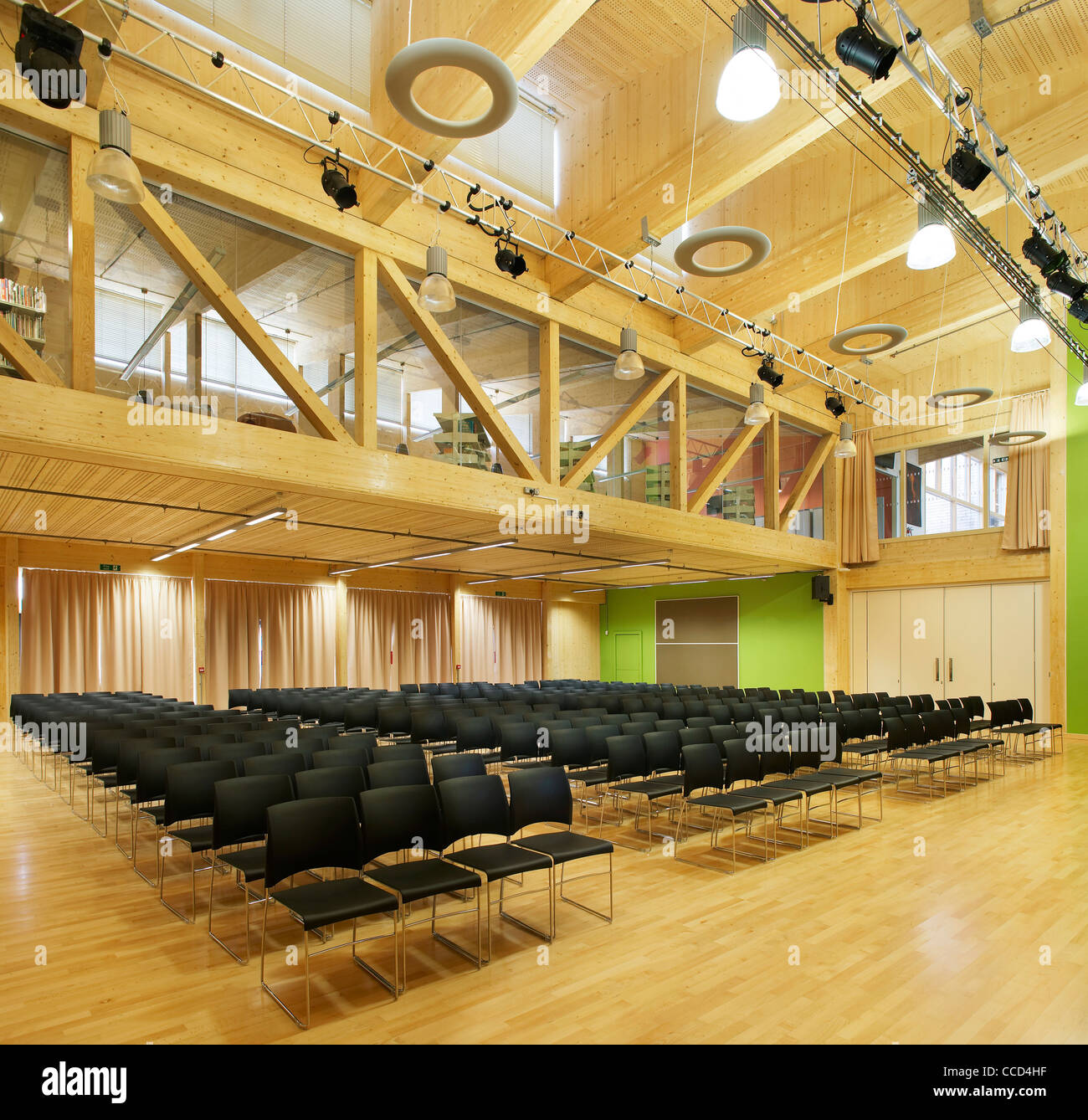 WAINGELS COLLEGE, SHEPPARD ROBSON, Woodley, 2010, HALL AVEC DES CHAISES Banque D'Images