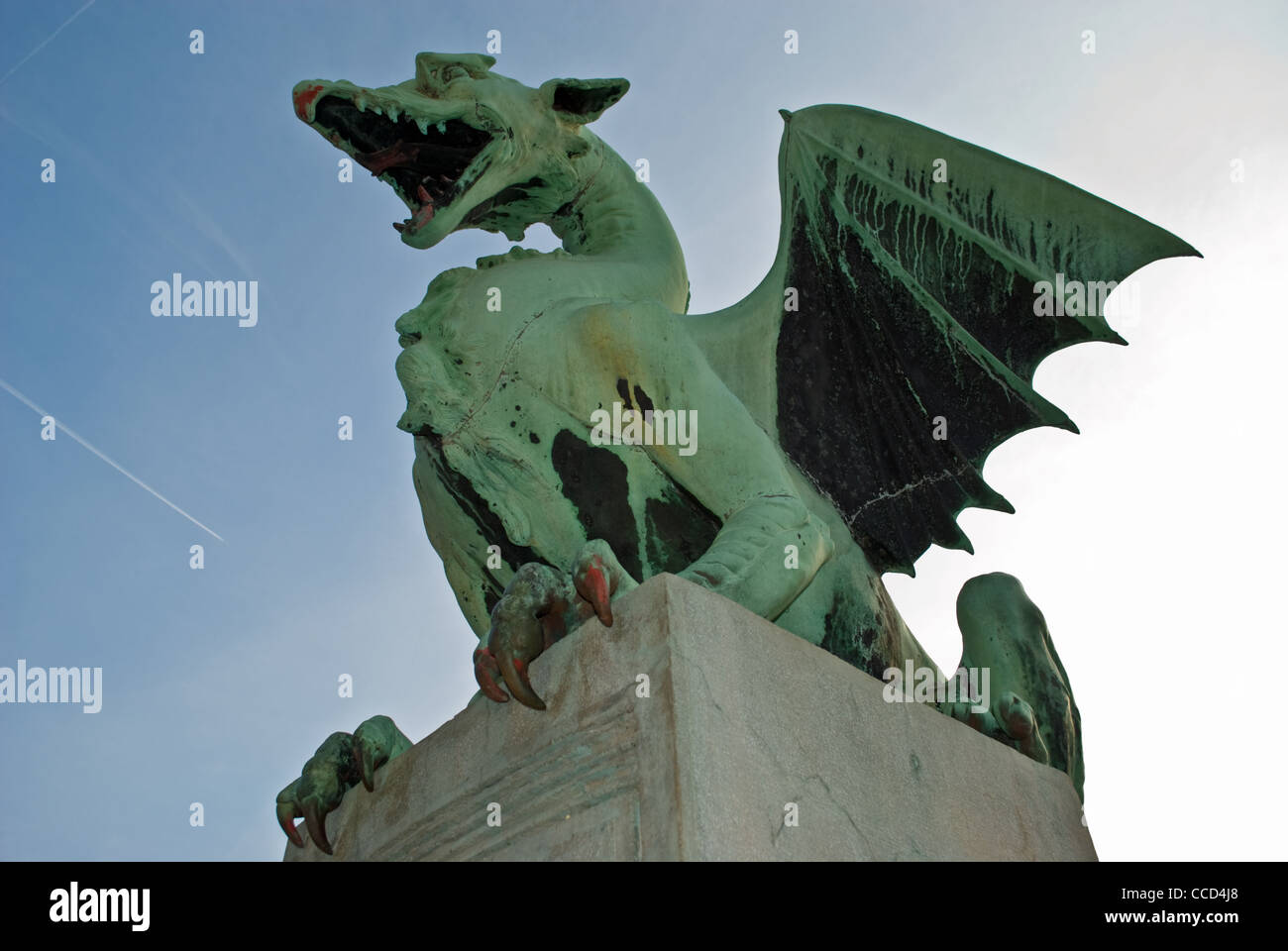 Statue de dragon Dragon garde célèbre Pont sur la rivière Ljubljanica à Ljubljana, Slovénie. Banque D'Images