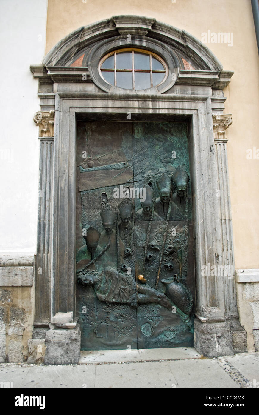 La porte sculptée de bronze avec les chefs de six anciens évêques de la cathédrale de St Nicolas à Ljubljana, Slovénie. Banque D'Images