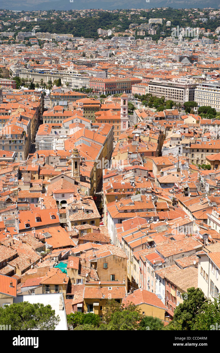 Vue sur les toits de la vieille ville de Nice, sur la côte méditerranéenne, dans le sud de la France. Banque D'Images
