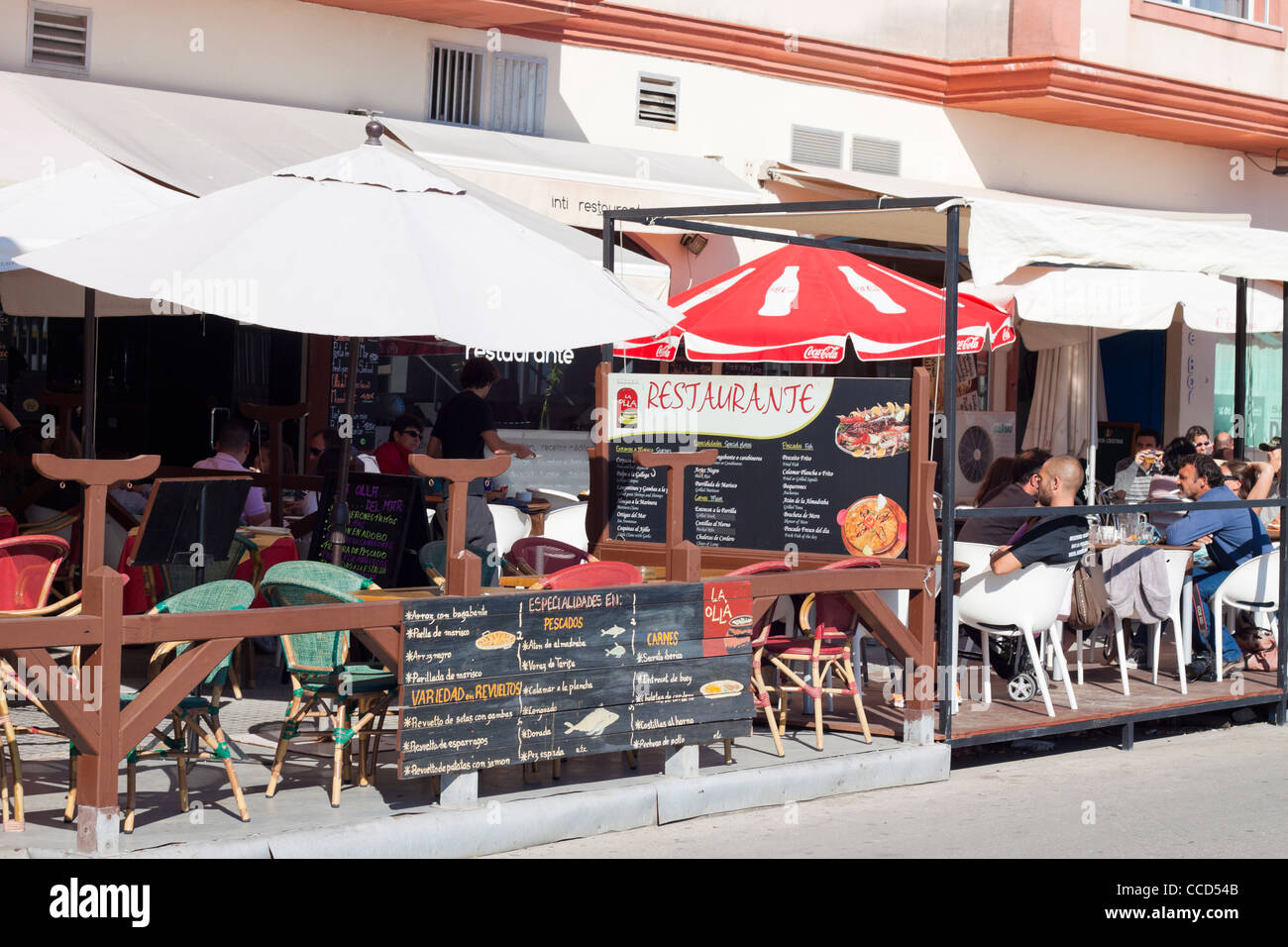 Restaurant espagnol sur la rue de Tarifa, Costa de la Luz, Cadix, Andalousie, espagne. Banque D'Images