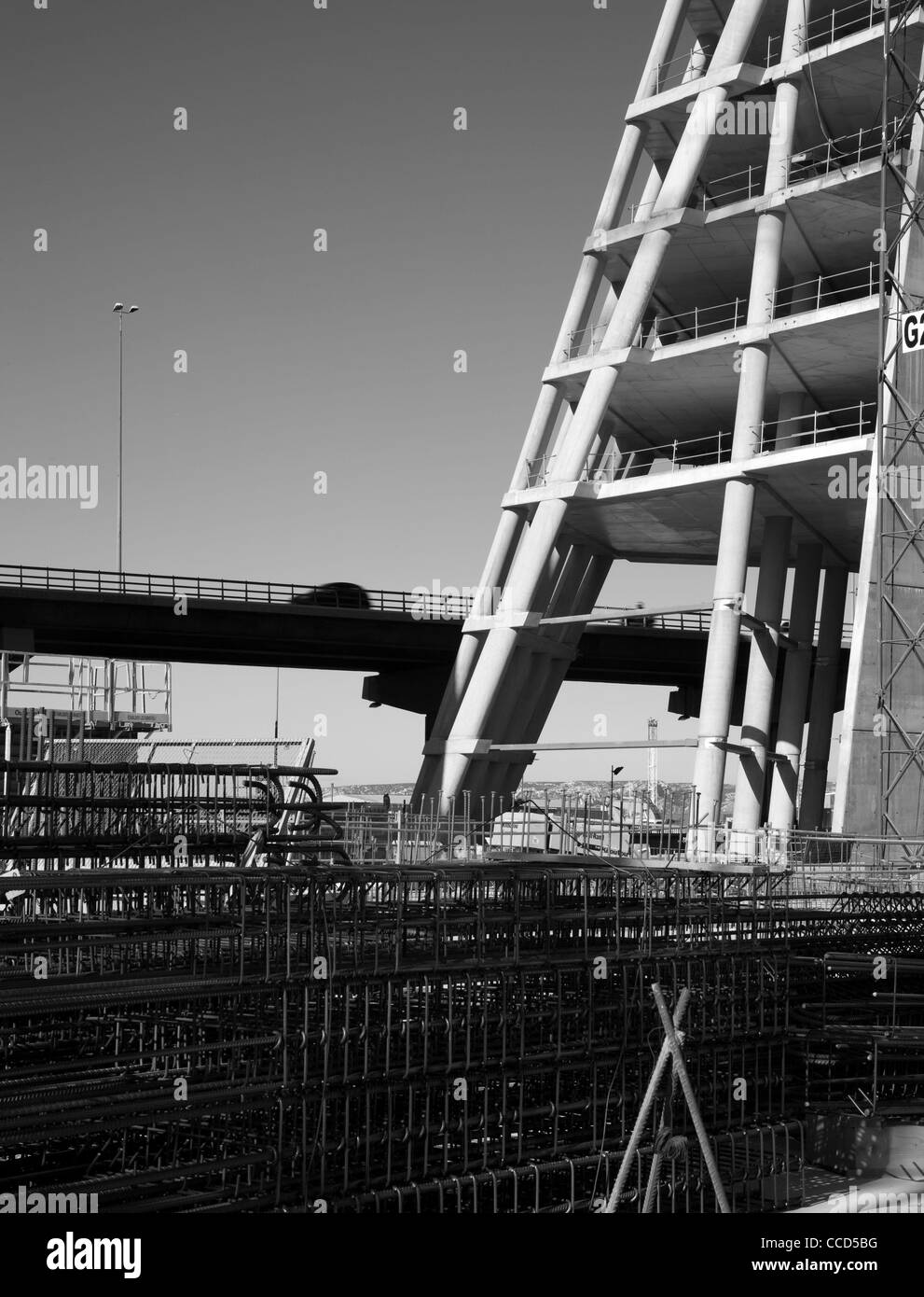 Le nouveau siège social de la tour CMA CGM à Marseille, France s'élève dans une courbe métallique Arc qui lève lentement du sol Banque D'Images