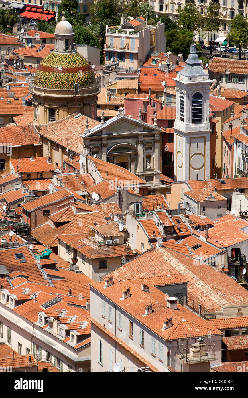 Vue sur les toits de la vieille ville de Nice, sur la côte méditerranéenne, dans le sud de la France. Banque D'Images