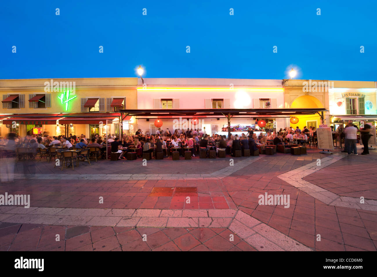 Des bars et des cafés dans le Cours Saleya à Nice sur la côte méditerranéenne, dans le sud de la France. Banque D'Images