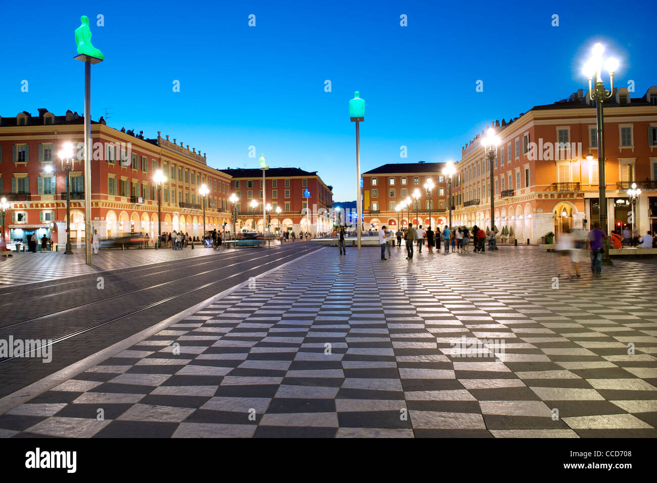 Crépuscule sur la Place Masséna et Les Galeries Lafayette à Nice sur la côte méditerranéenne, dans le sud de la France. Banque D'Images