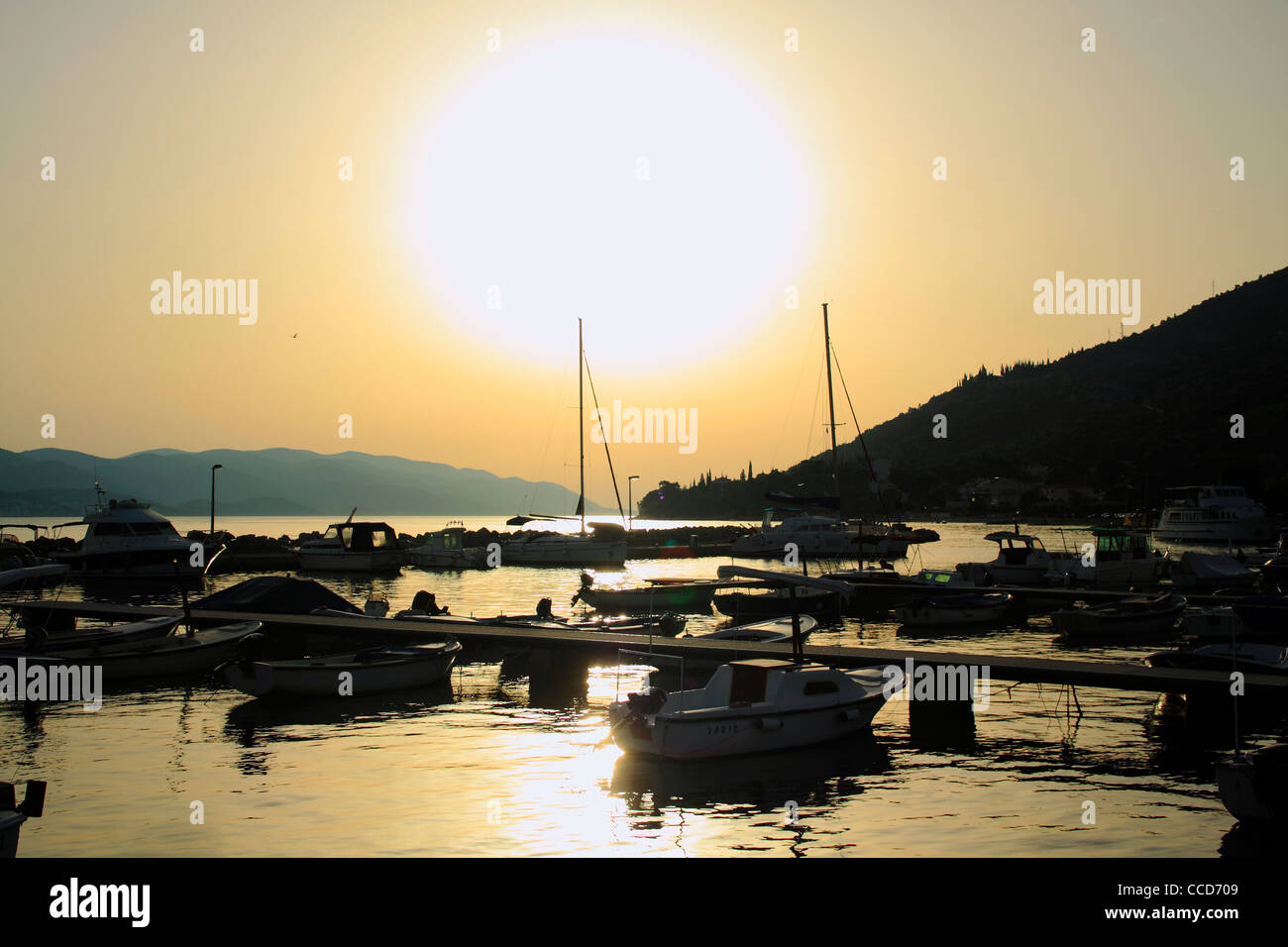 Coucher de soleil sur le port de plaisance d''Orebic (île de Korcula, vu dans l'arrière-plan), Croatie Banque D'Images
