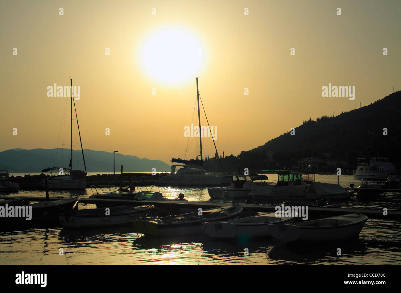 Coucher de soleil sur le port de plaisance d''Orebic (île de Korcula, vu dans l'arrière-plan), Croatie Banque D'Images