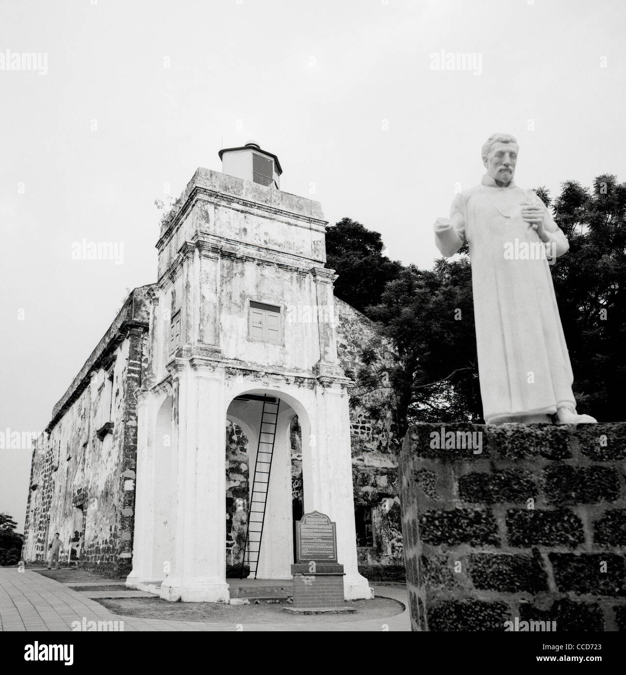 La statue de saint François-Xavier Jésuite Christian à l'extérieur des ruines de Saint Paul's Church à Malacca Melaka en Malaisie en Extrême-Orient Asie du sud-est. Banque D'Images