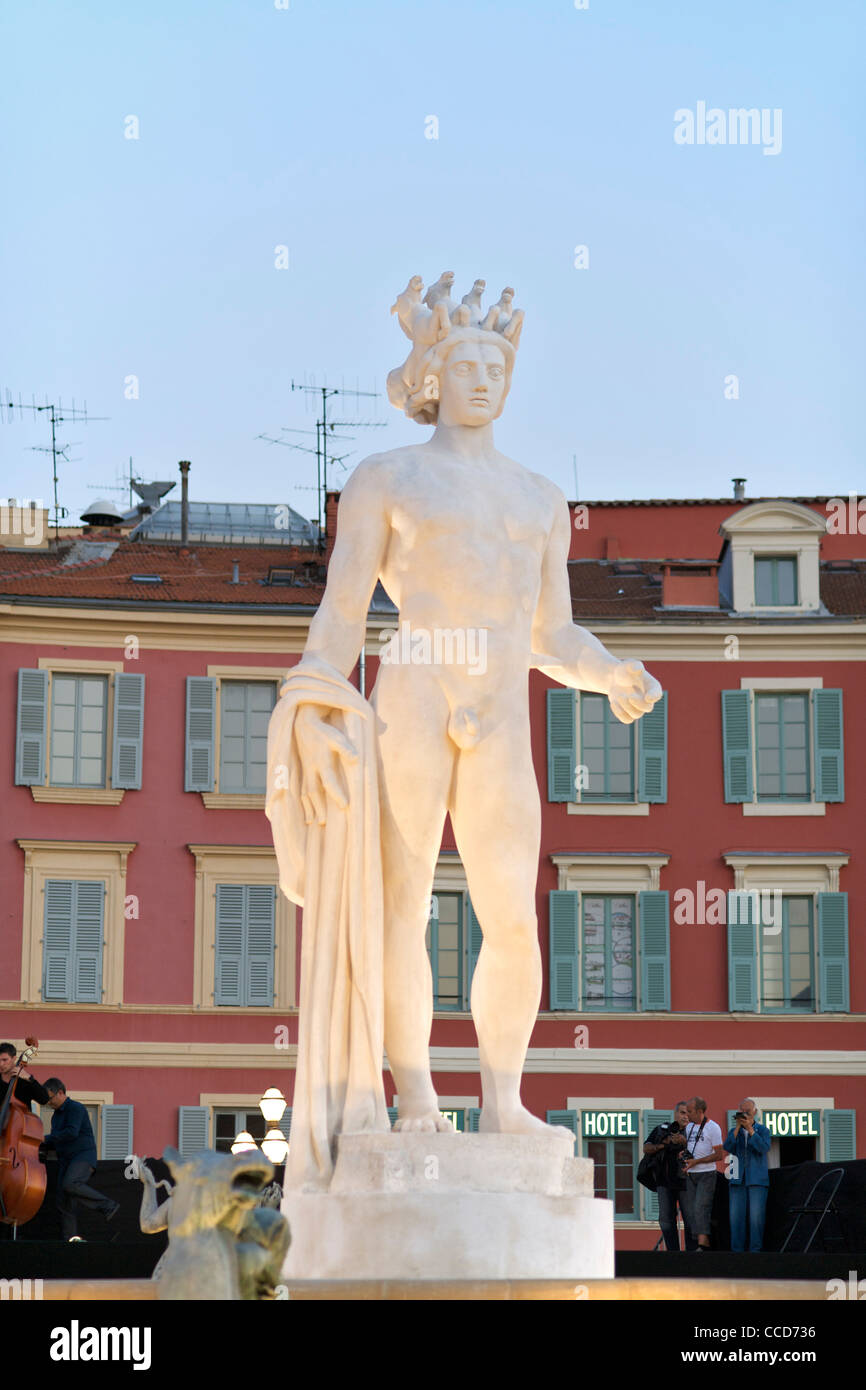 Statue d'Apollon à la Place Masséna de Nice sur la côte méditerranéenne, dans le sud de la France. Banque D'Images