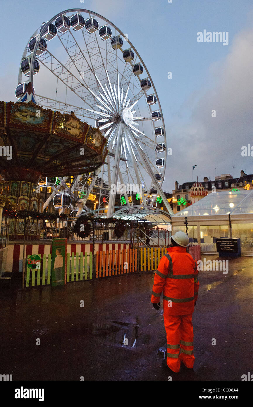 La grande roue à George Square Glasgow - fermé à cause des vents violents sur le 8 décembre 2012 et gardé par une personne de la sécurité Banque D'Images