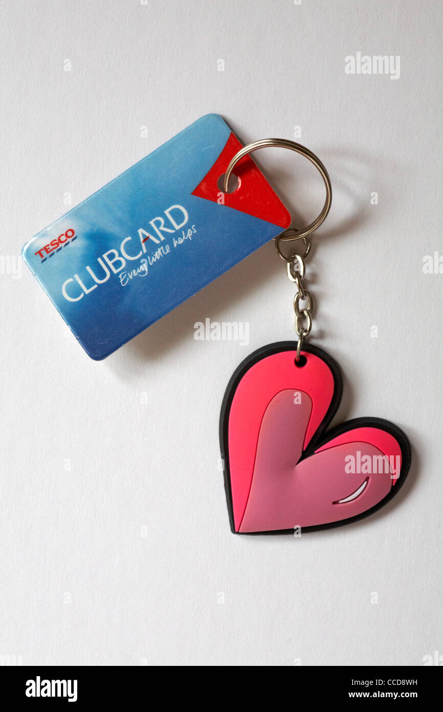 Tesco Clubcard attaché au porte-clés porte-clés en forme de coeur isolé sur fond blanc Banque D'Images