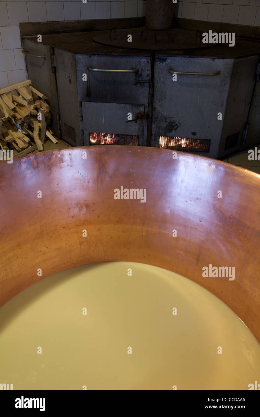 La transformation du lait avec foyer au pâturage Arno', Saint-Valéry-en-Caux, de la vallée du Parc Naturel Adamello Brenta, vallée Giudicarie, Trentin, Italie Banque D'Images