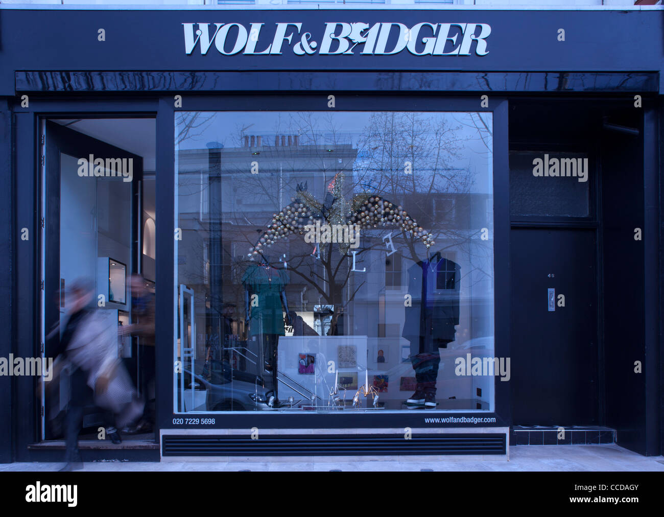 Wolf & Badger, boutique de mode, 46 Ledbury Road, Notting Hill, London W11 2AB, crépuscule vue extérieure avec motion plus bleue Banque D'Images
