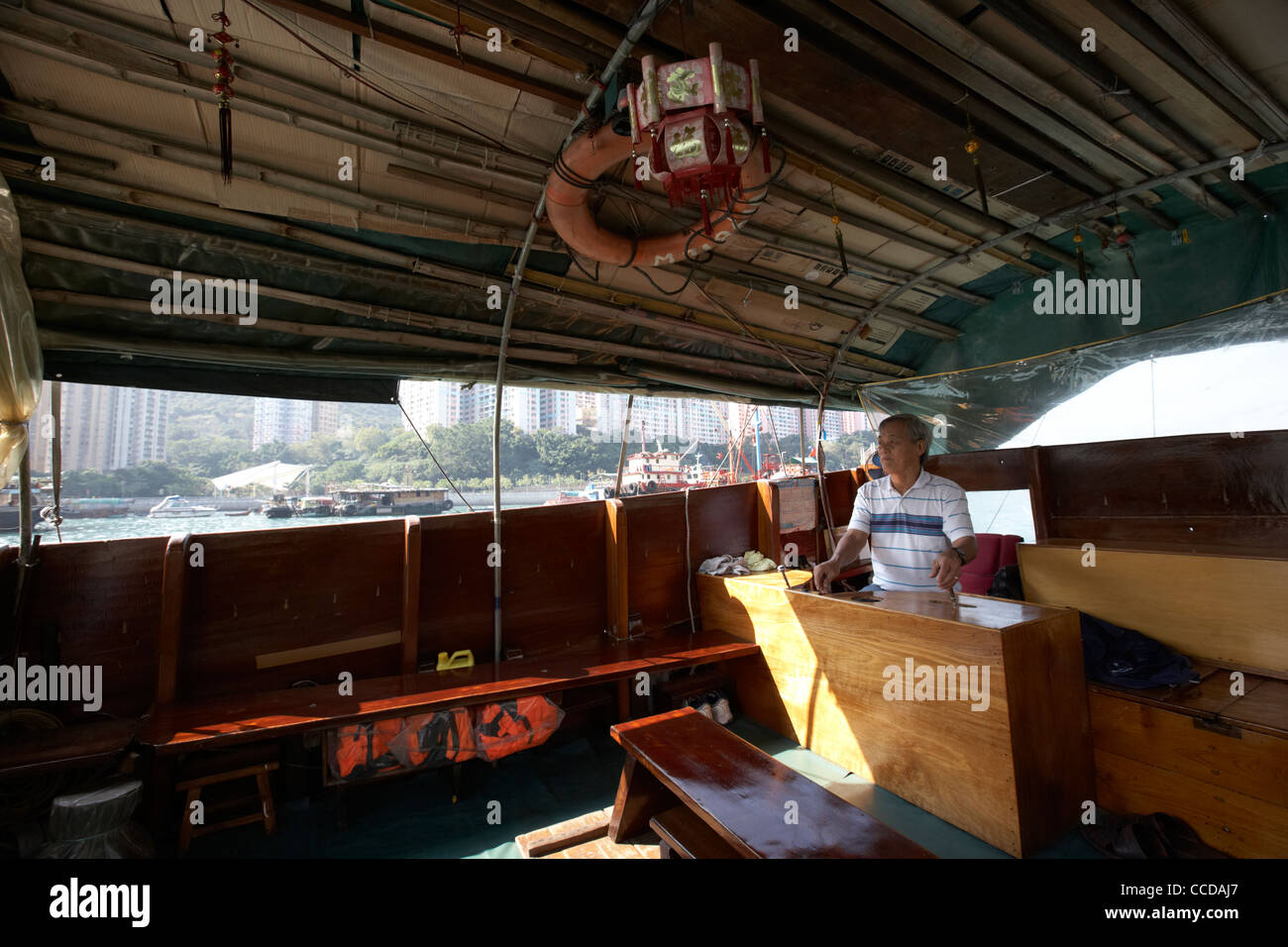 Chinese man driving voyage en bateau sampan à Aberdeen Harbour hong kong Hong Kong Chine Asie Banque D'Images