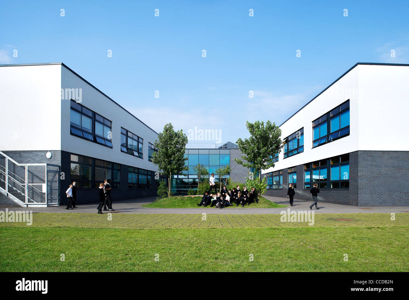 Brislington enterprise college flacq architectes bristol 2008 extérieur général tourné montrant les élèves du groupe en sitting on grass Banque D'Images