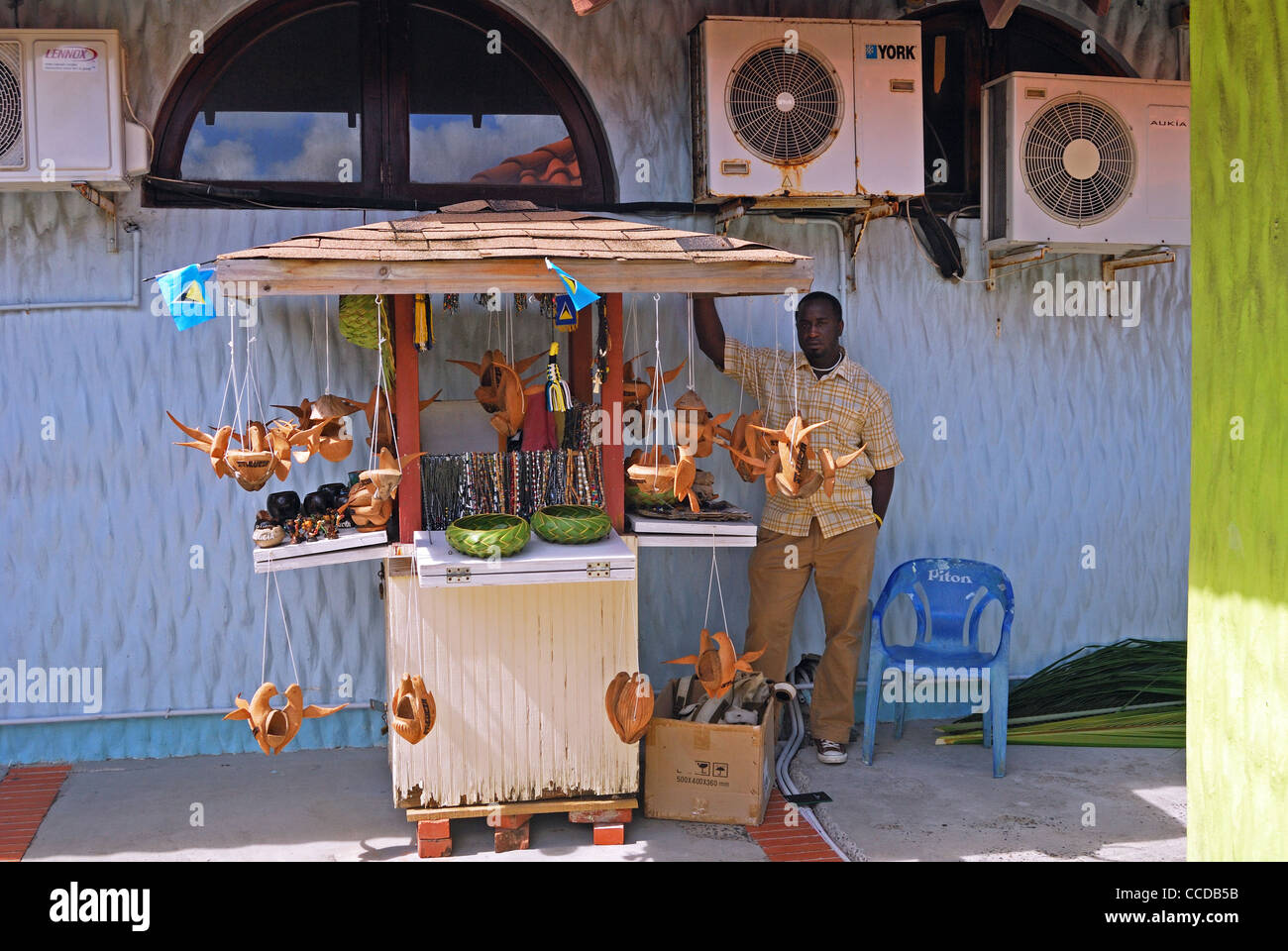 Vendeur de rue, la vente de souvenirs fabriqués localement, Castries, Sainte-Lucie, Caraïbes, Antilles. Banque D'Images