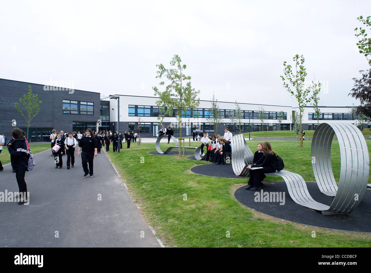 Brislington enterprise college flacq architectes bristol 2008 extérieur général tourné montrant bâtiment moderne et bas en tant qu'étudiants Banque D'Images