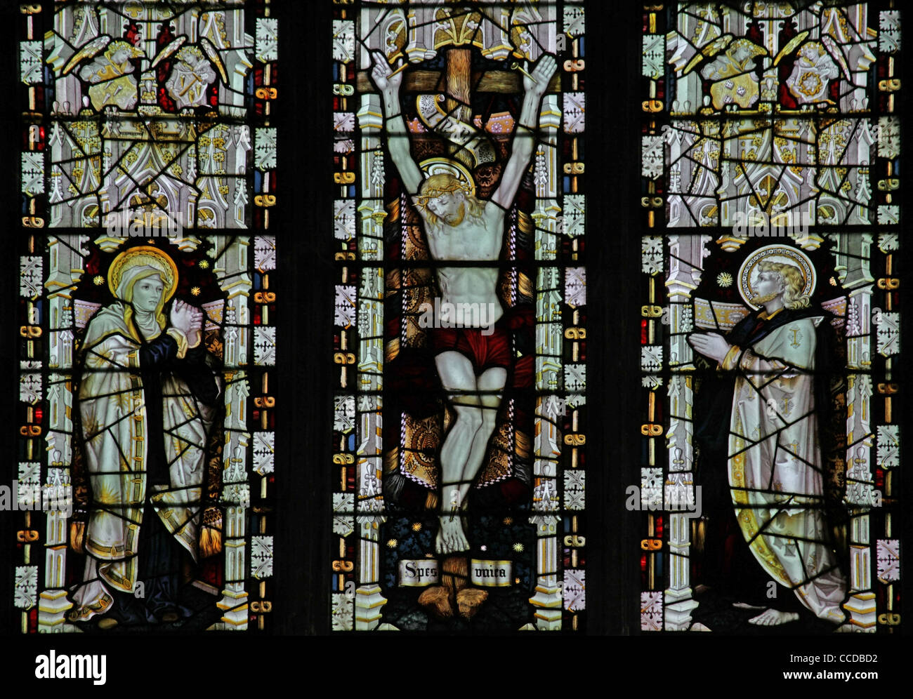 Un vitrail par le Kempe Studios représentant la Crucifixion de Jésus, Eglise Saint-Nicolas, Islip, Northamptonshire Banque D'Images