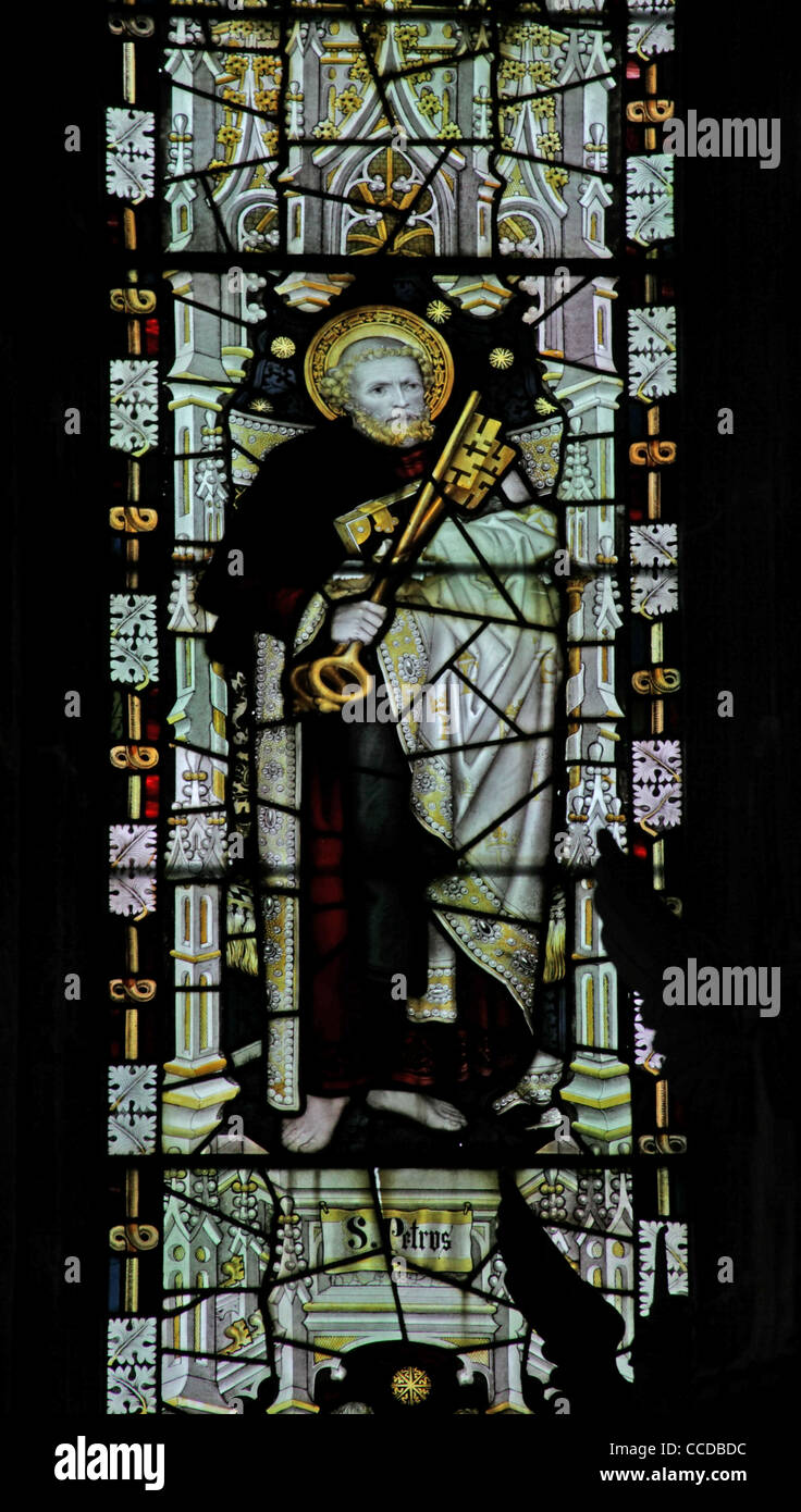 Un vitrail par le Kempe Studios représentant Saint Pierre, Eglise Saint-Nicolas, Islip, Northamptonshire Banque D'Images