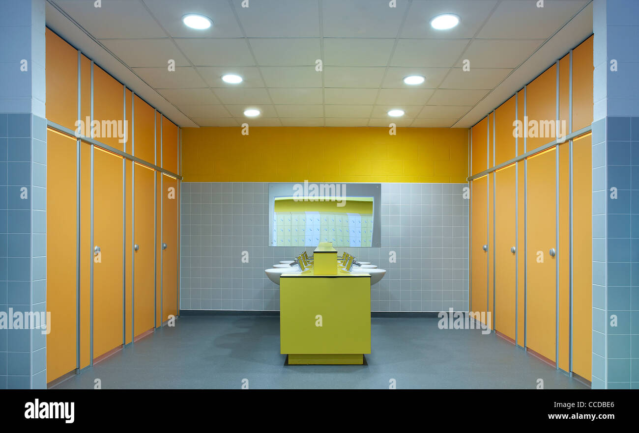 Brislington enterprise college, flacq architectes bristol, 2008. un intérieur tourné montrant les toilettes colorées modernes Banque D'Images