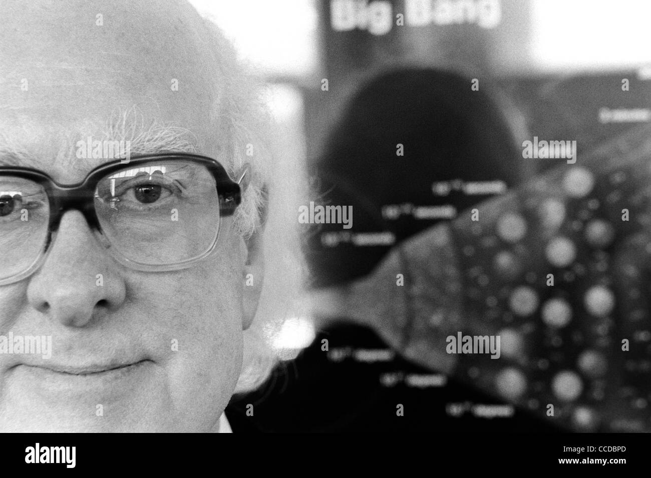 Le professeur Peter Higgs, qui théorise l'existence d'une particule subatomique qui a été nommé le boson de Higgs Banque D'Images