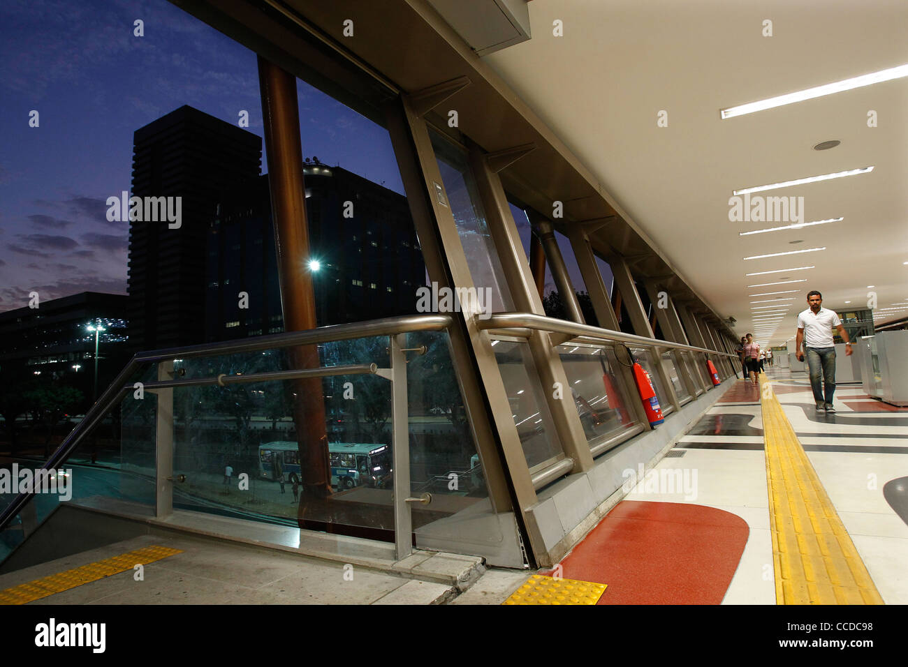 Nouvelle station de métro au centre de Rio de Janeiro ville tôt le ...