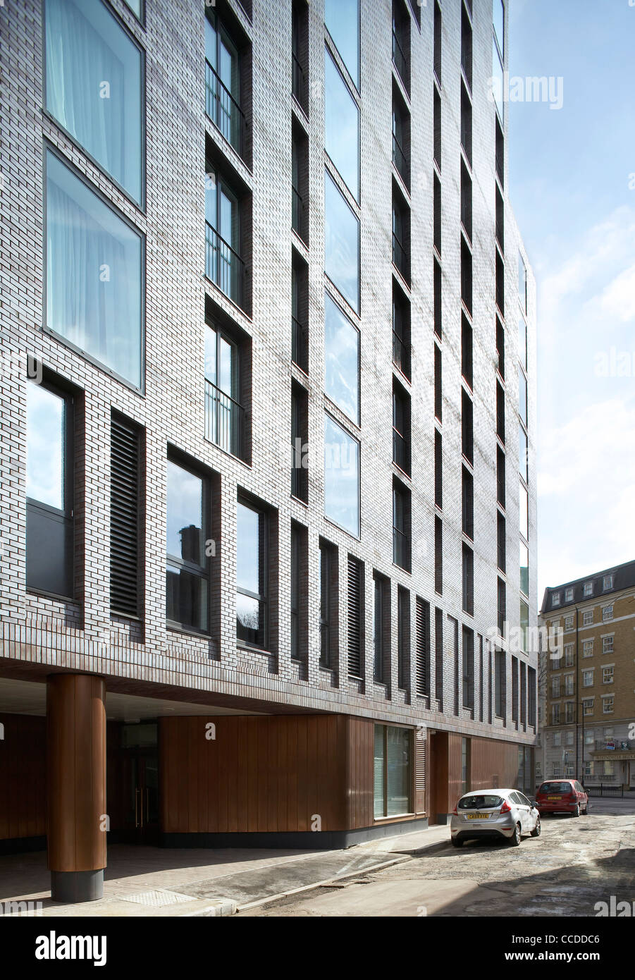 La structure d'Brick-Faced présente un profil fortement articulé à la hausse dans étapes, de sept à huit à douze étages. Il a été Banque D'Images