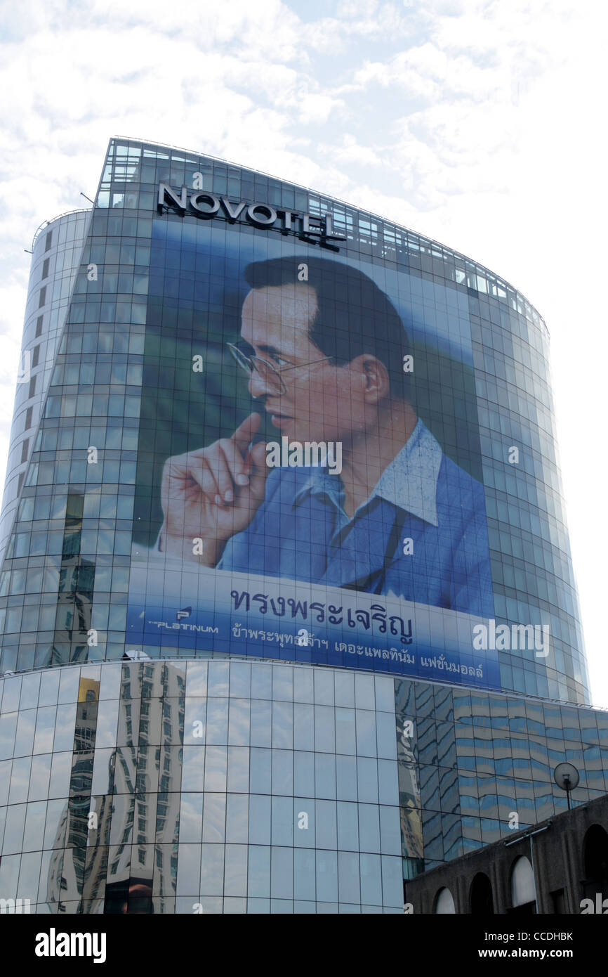 Portrait du roi Bhumipol Adulyadej de Thaïlande sur la construction Banque D'Images