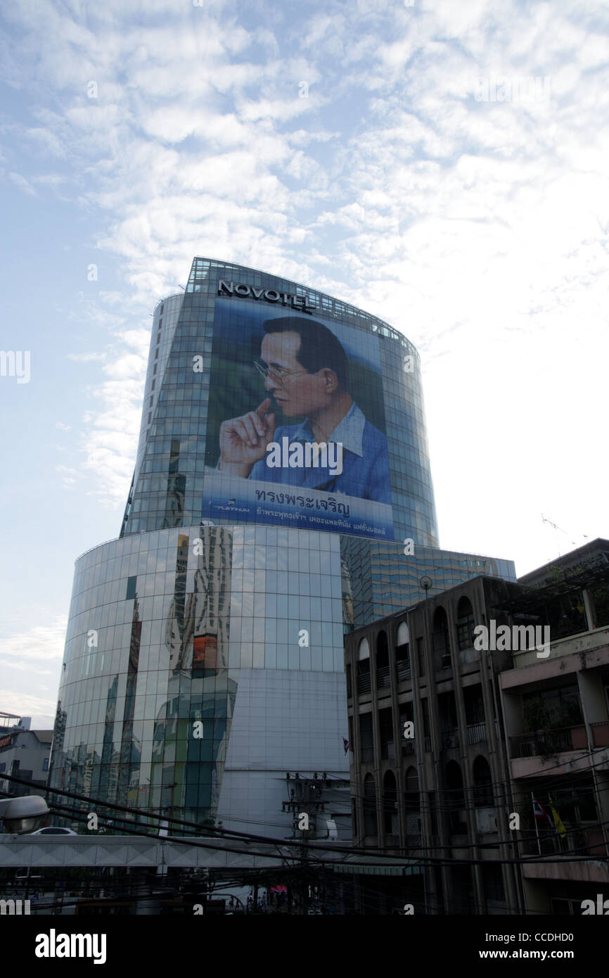 Portrait du roi Bhumipol Adulyadej de Thaïlande sur la construction Banque D'Images