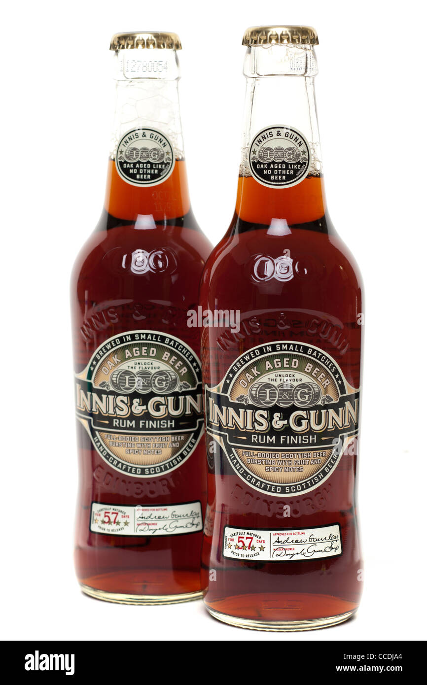 Deux bouteilles d'Innis et Gunn Finition Rhum bière en fût de chêne Banque D'Images