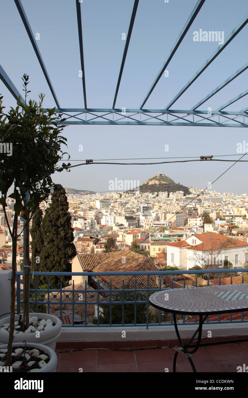 Vue sur le mont Lycabette, d'Anafiotika Plaka, Athènes, Attique, Grèce Banque D'Images