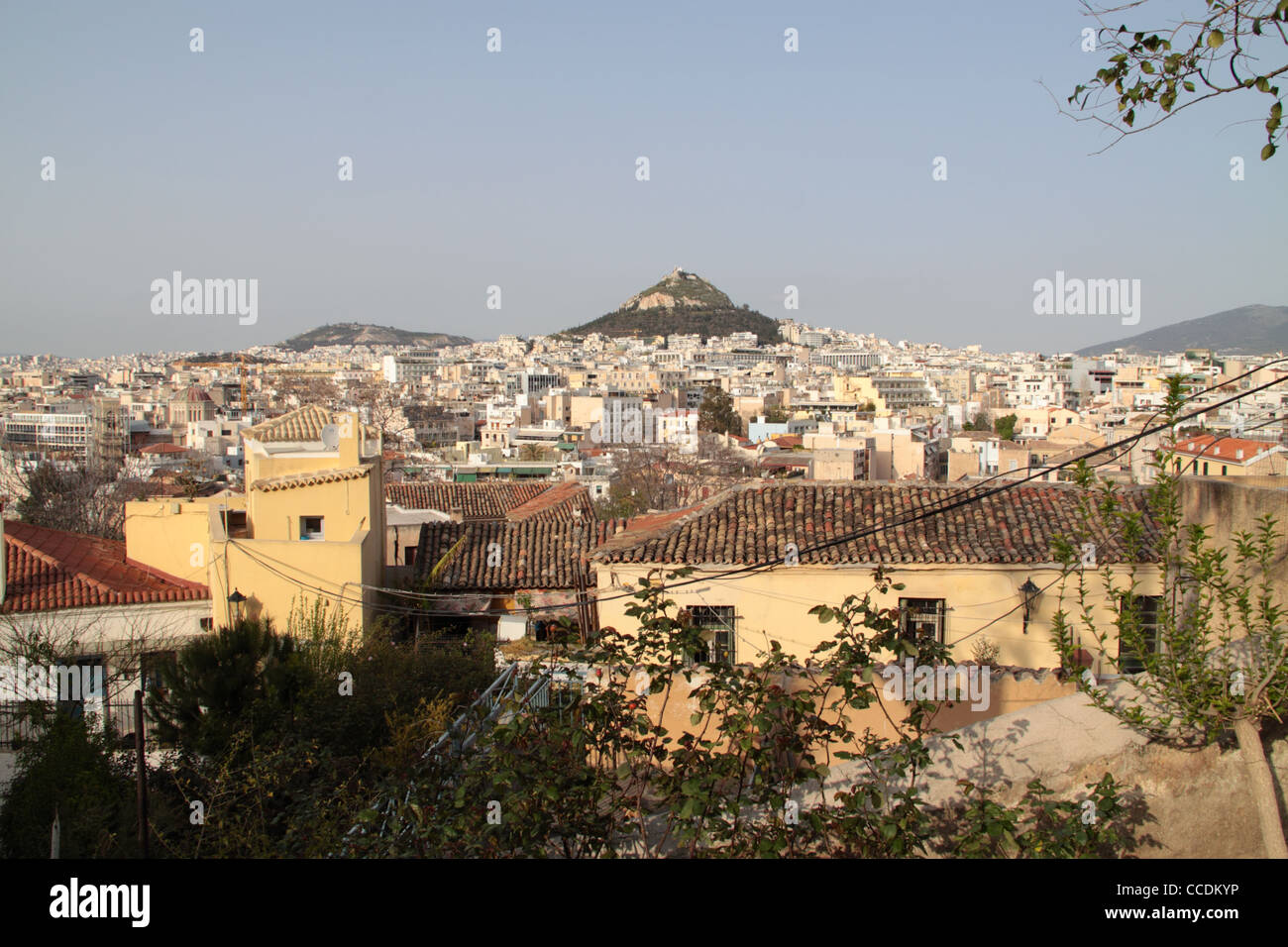 Vue sur le mont Lycabette, d'Anafiotika Plaka, Athènes, Attique, Grèce Banque D'Images
