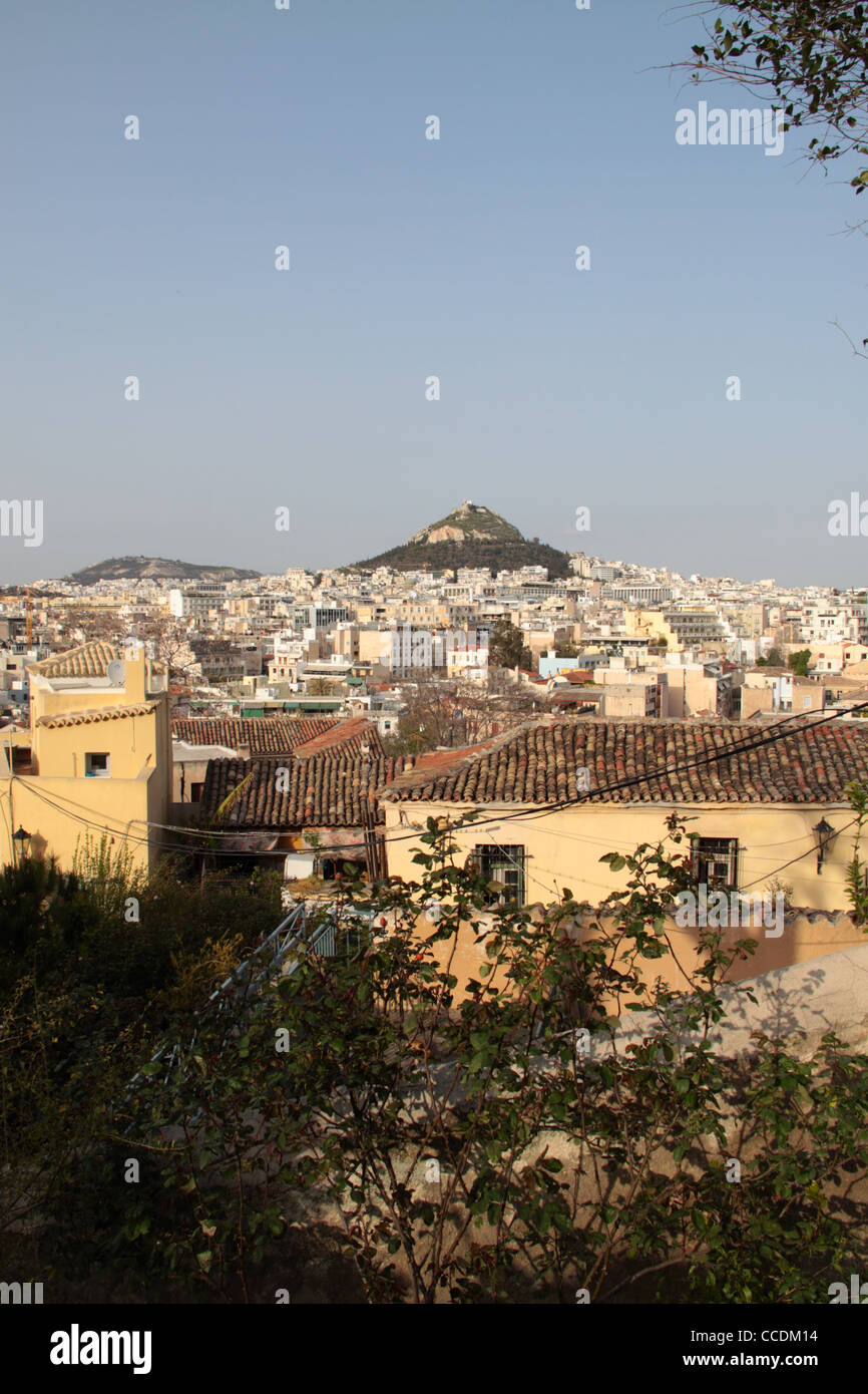 Vue sur le mont Lycabette, d'Anafiotika Plaka, Athènes, Attique, Grèce Banque D'Images