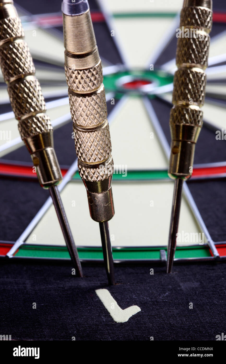 Jeu de fl?�chettes, jeu de fl?�chettes. Lan?�ant des fl?�chettes Photo Stock - Alamy