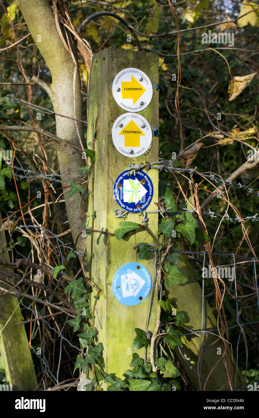 Sentier de campagne directions sur le sentier près de la rivière Navigation Ithchen Shawford, Hampshire, Royaume-Uni Banque D'Images