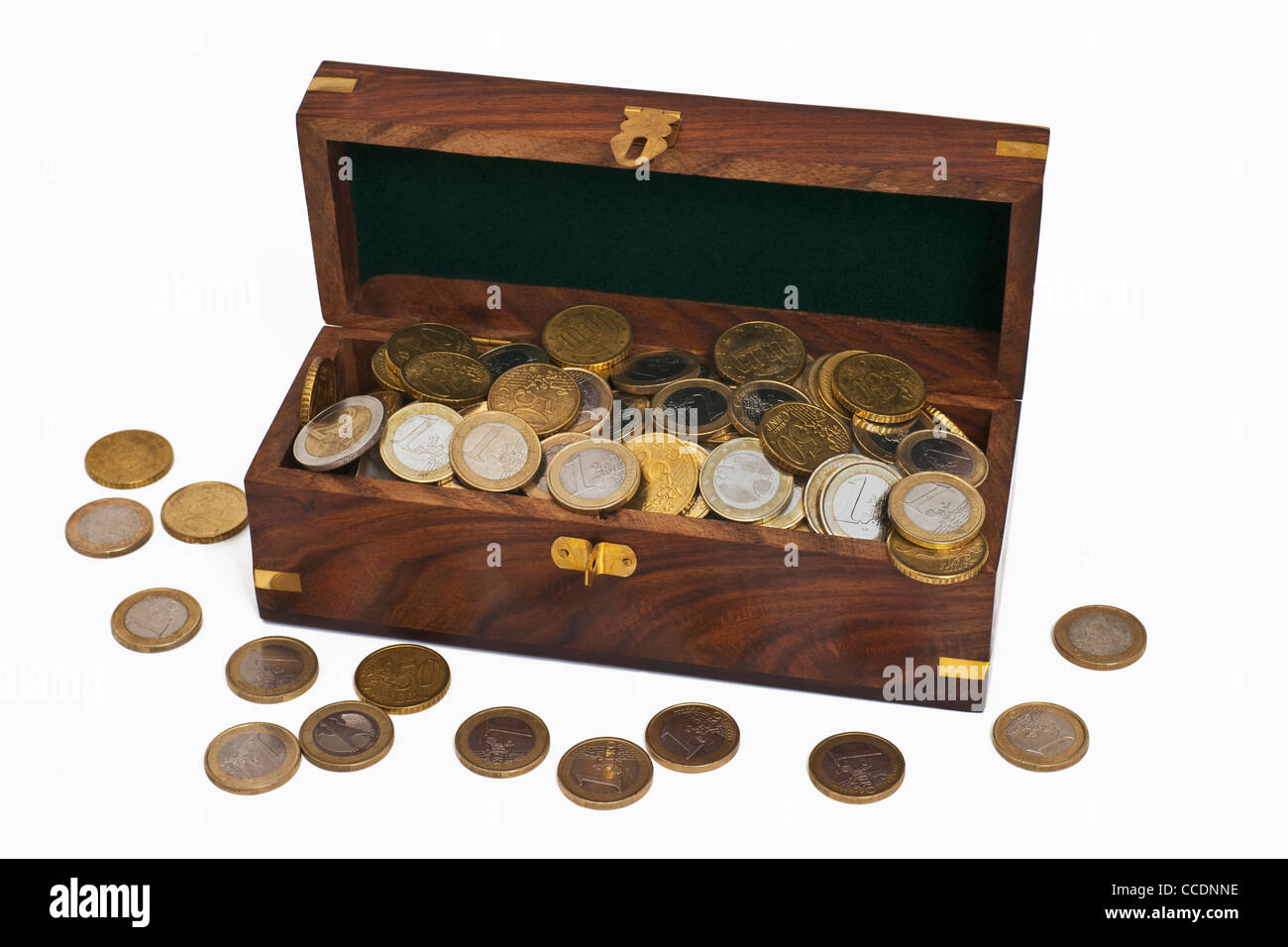 In einer hölzernen Truhe liegen viele Euro-Münzen, Geld liegt daneben. | beaucoup de pièces d'euros dans un coffre en bois, aux côtés de l'argent. Banque D'Images
