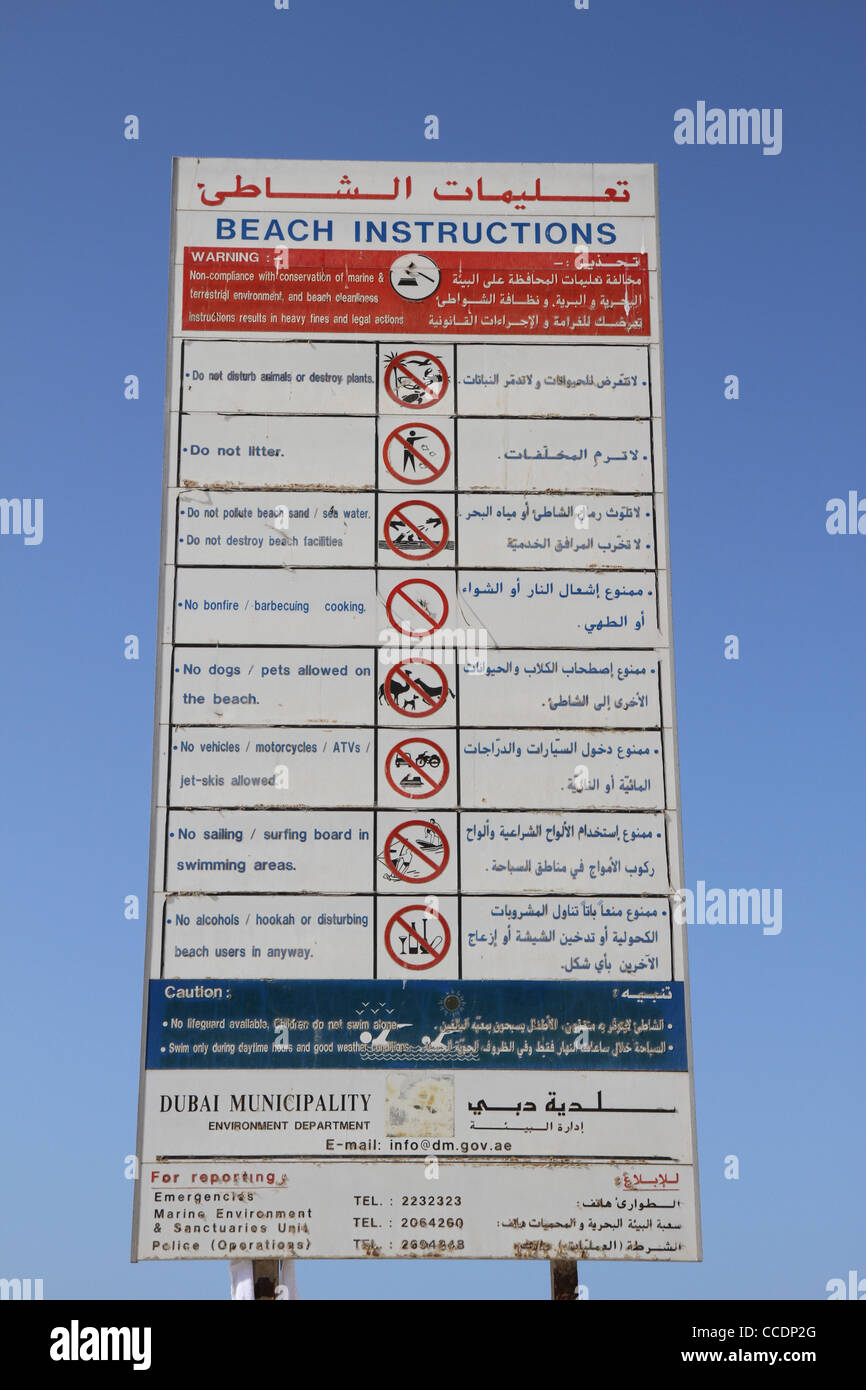 Un signe avec des instructions à la plage de La Marina de Dubaï. Banque D'Images Un signe avec des instructions à la plage de La Marina de Dubaï. Banque D'Images