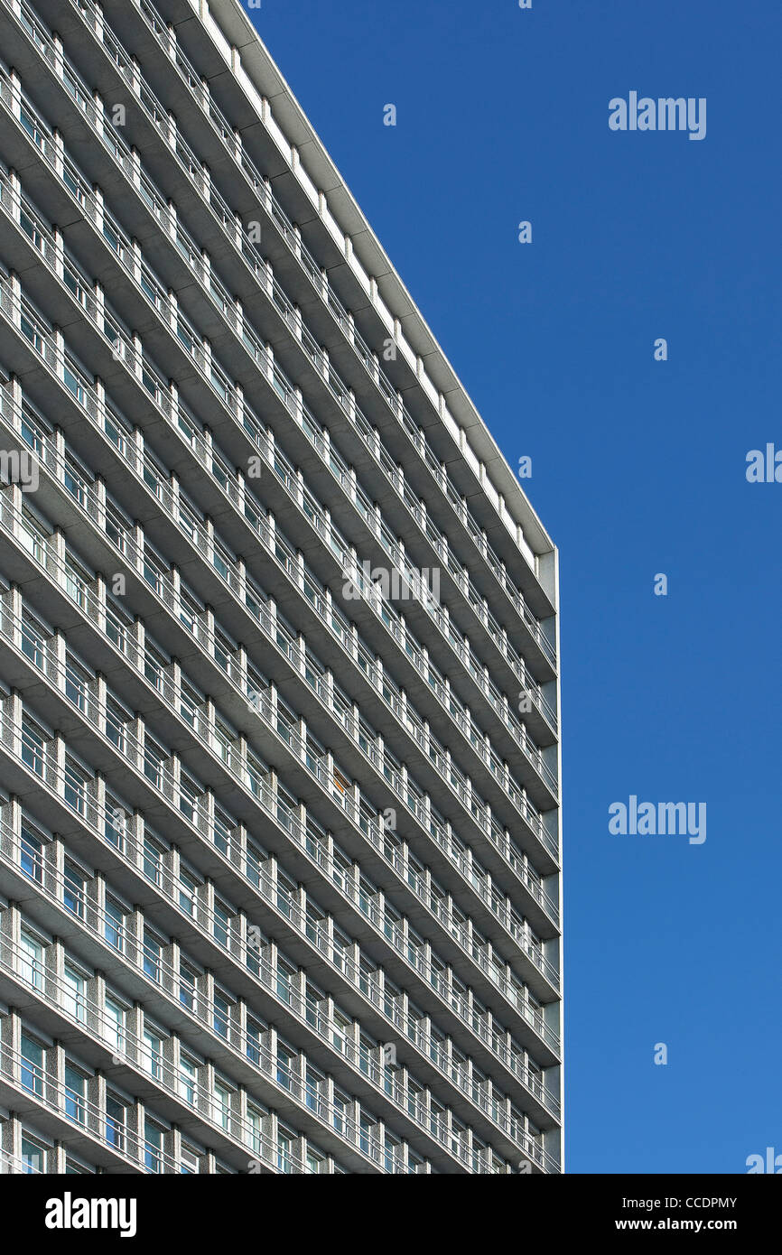 LEON CHAMBRE DESIGN, MOTS CACHÉS, Croydon, Royaume-Uni, 2009. Jour EXTÉRIEUR VUE EN TEMPS RÉEL DE LA FAÇADE DE L'IMMEUBLE CONTRE LE CIEL BLEU CLAIR Banque D'Images