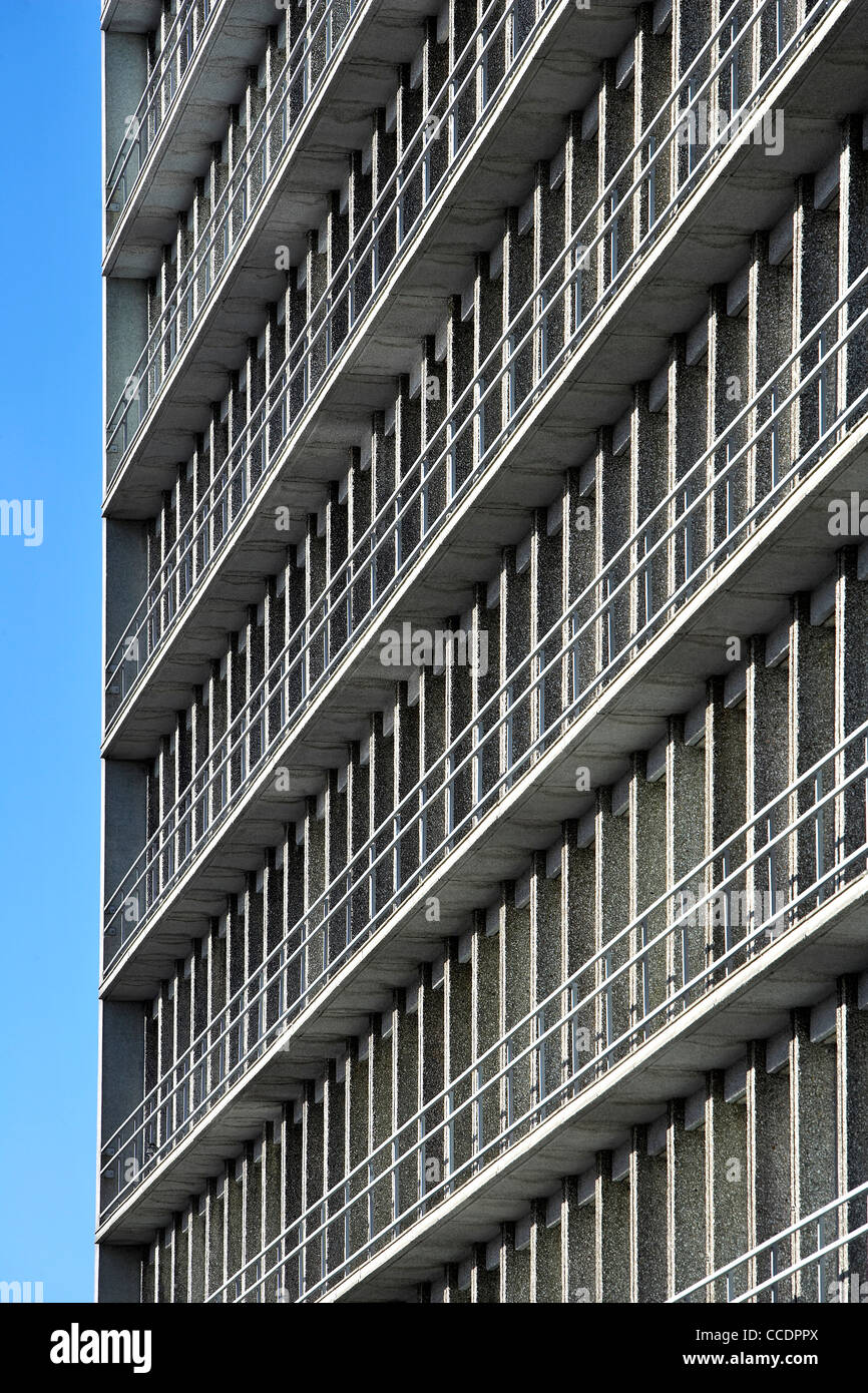 LEON CHAMBRE DESIGN, MOTS CACHÉS, Croydon, Royaume-Uni, 2009. Jour EXTÉRIEUR VUE EN TEMPS RÉEL DE LA FAÇADE DE L'IMMEUBLE CONTRE LE CIEL BLEU CLAIR Banque D'Images