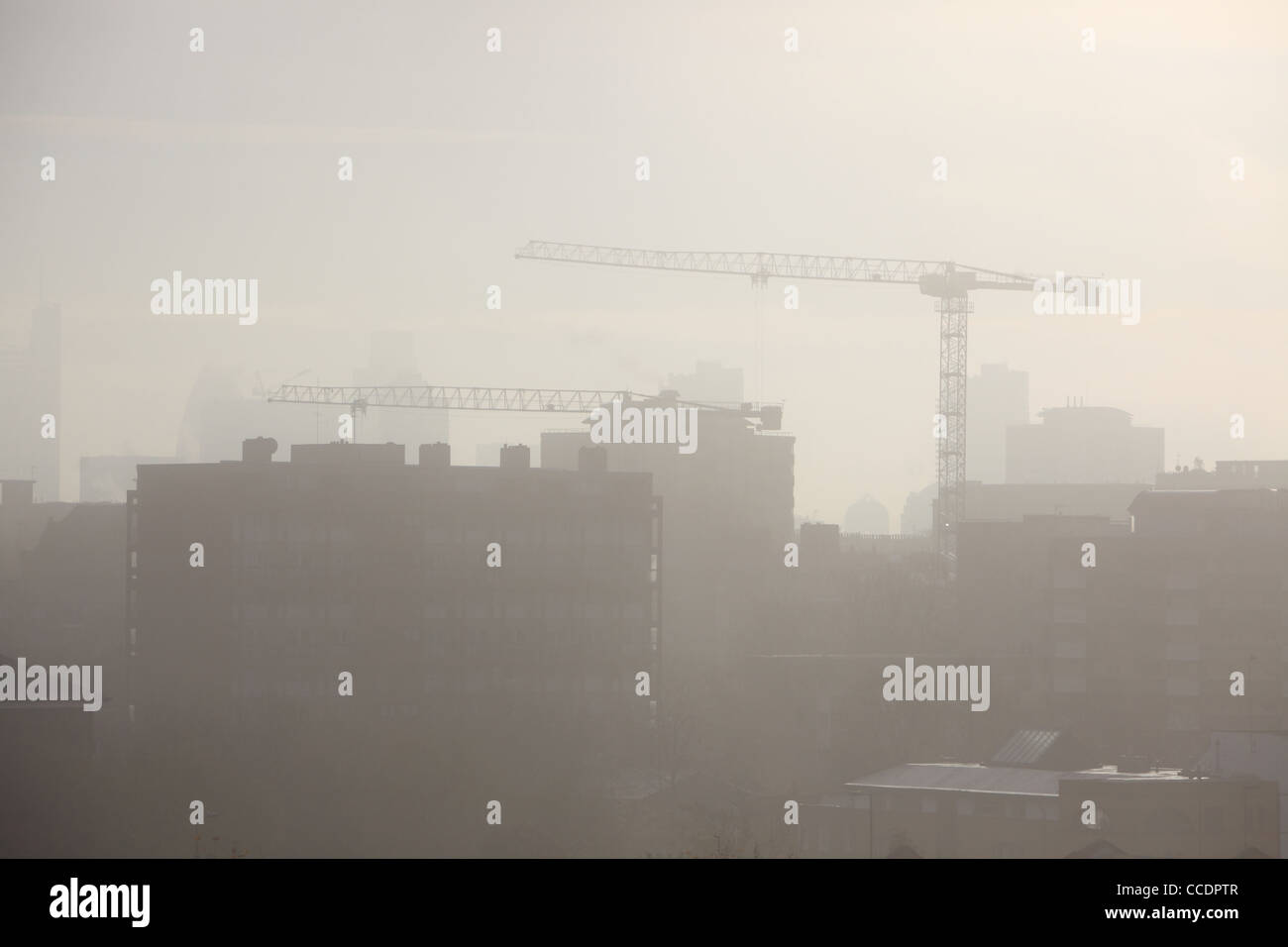 Tôt le matin, le brouillard sur la ville de Londres de Kings Cross dans le nord de Londres, en Angleterre, Royaume-Uni Banque D'Images