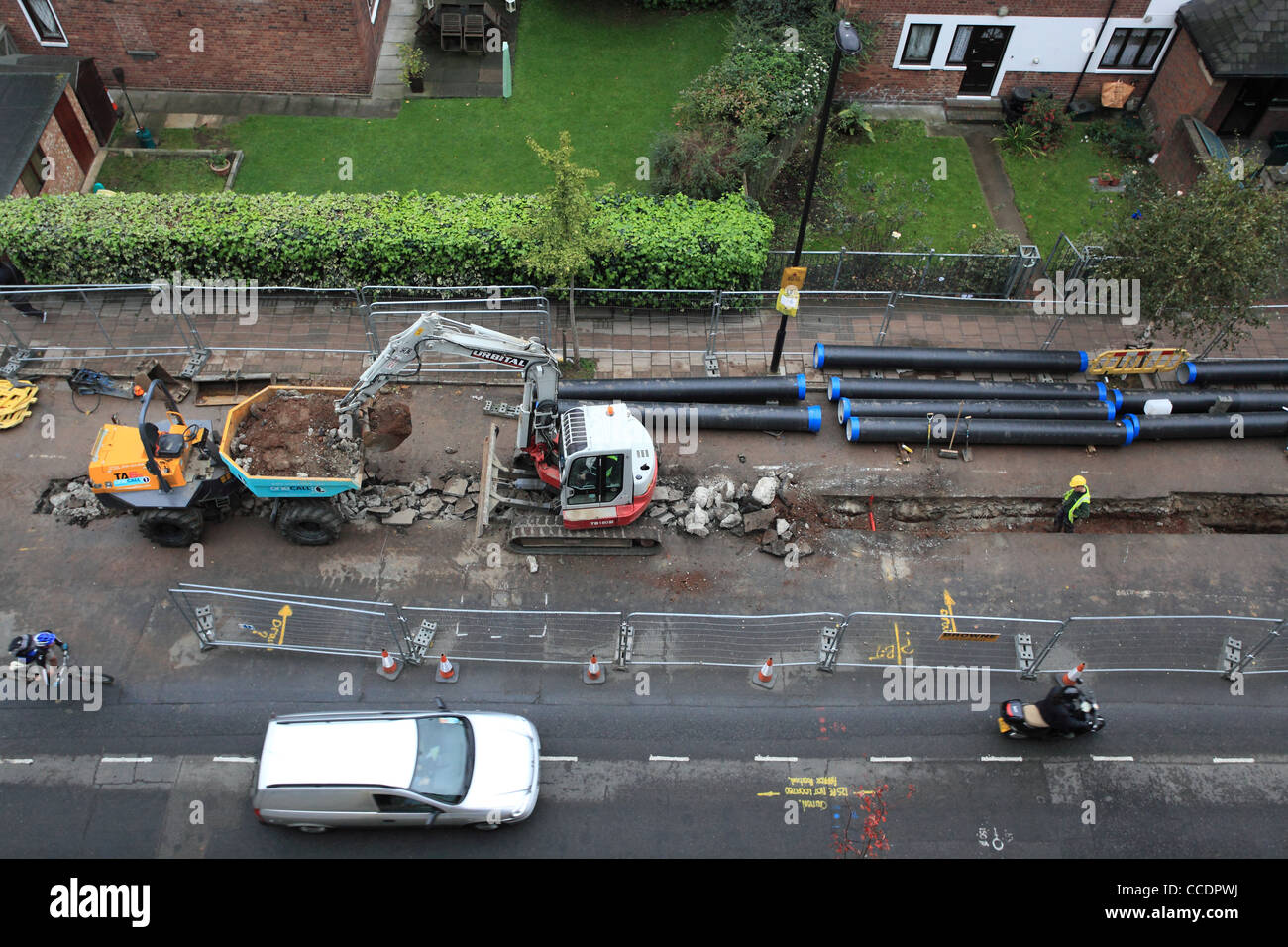 Les travaux routiers sur une rue du nord de Londres, menant à des feux de circulation temporaires et fermeture de voie Banque D'Images