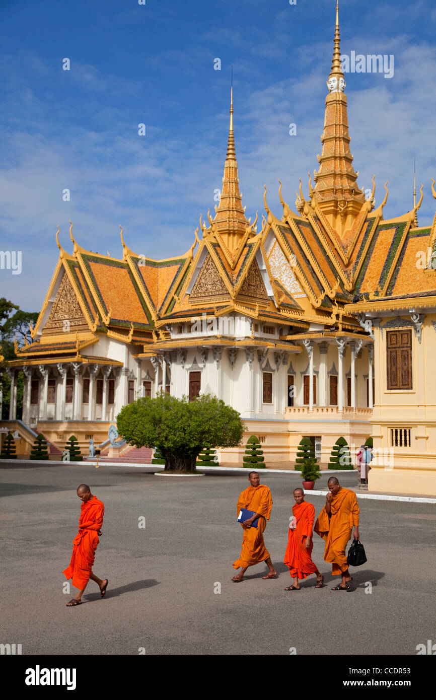 Groupe de moines bouddhistes walking in Palais Royal, architecture complexe avec ses pagodes et temples, Phnom Penh, Cambodge, Asie Banque D'Images