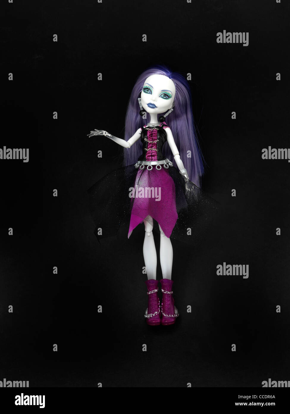 Poupée Monster High Spectra Vondergeist Fille d'un Ghost avec cheveux violet et blanc et transparent de la Peau Mains Banque D'Images