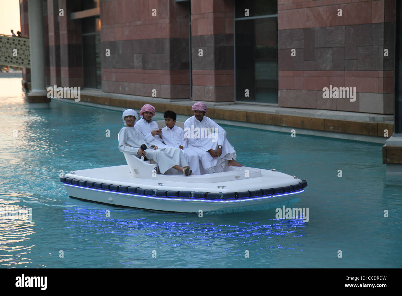 Balade en bateau dans le Festival City à Dubaï. Banque D'Images
