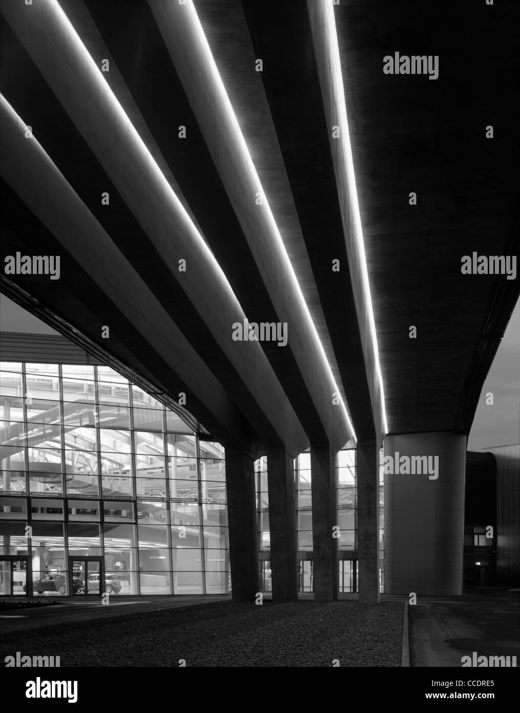 Usine BMW Leipzig BÂTIMENT CENTRAL NUIT VUE ENTRÉE AVEC néon bleu Banque D'Images