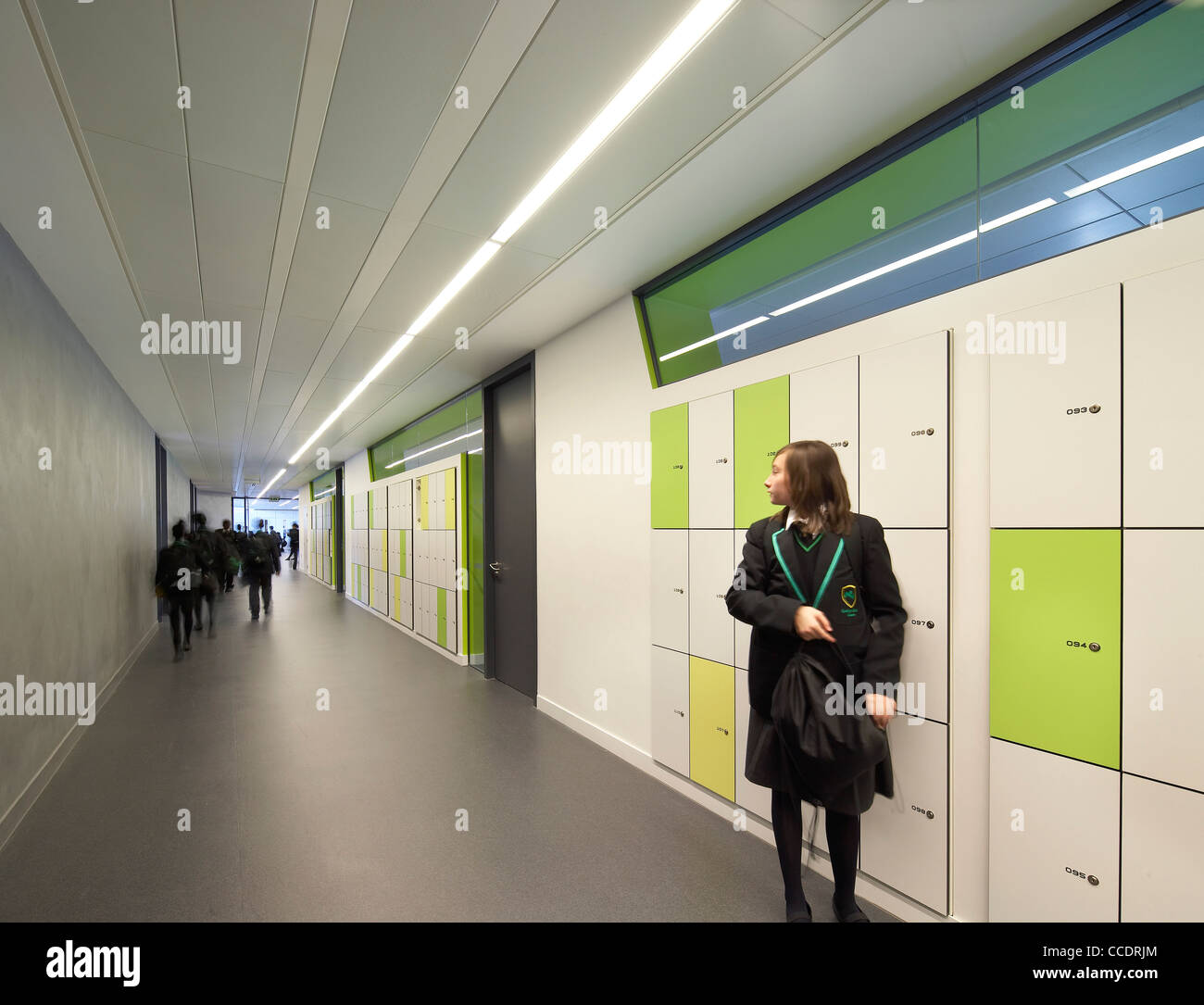 EVELYN GRACE ACADEMY, Zaha Hadid Architects, Londres, 2010, avec couloir intérieur des casiers à côté de fille Banque D'Images