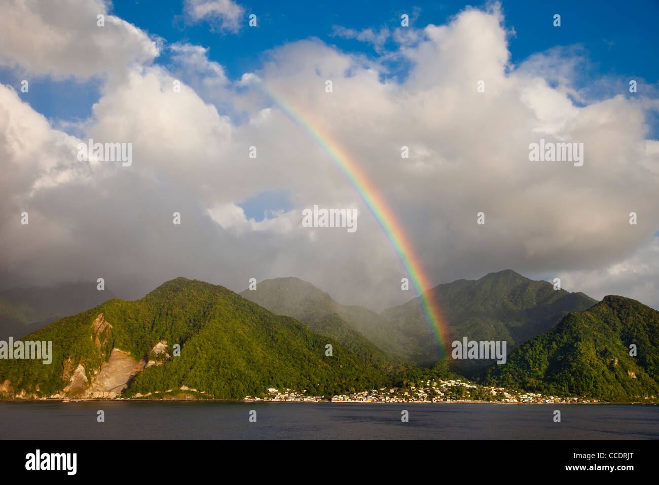 Arc-en-ciel sur l'île tropicale des Caraïbes de la Dominique, les îles sous le vent, West Indies Banque D'Images